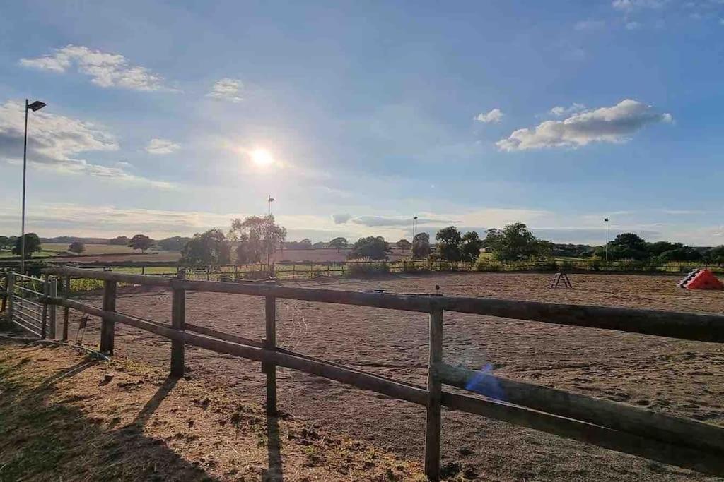 Hillfields Farm Barn - A Rural Equestrian Escape Apartment โคเวนทรี ภายนอก รูปภาพ
